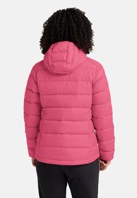 Rosa Daunenjacke mit horizontalem Steppmuster, Kapuze und elastischen Bündchen. Sie verfügt über ein glattes, glänzendes Material und eine taillierte Silhouette.