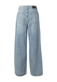 Jean bleu clair à jambes larges, taille haute, deux poches arrière, et une étiquette de marque noire sur la ceinture.