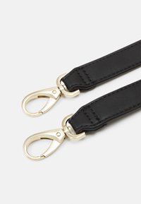 Schwarzer Lederriemen mit Clips aus goldfarbenem Metall. Verfügt über eine glatte Textur und gesteppte Details. Eignet sich für Taschen oder Accessoires.