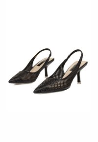 Zapatos slingback negros con punta puntiaguda, con un diseño de malla adornado con pequeñas cuentas y un tacón delgado.