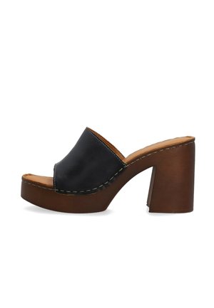 Czarny skórzany mule z odkrytym palcem, brązową podeszwą na platformie i masywnym wysokim obcasem, widoczne szwy wzdłuż górnej części i krawędzi podeszwy.