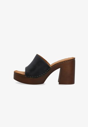 Sort læder mule med åben tå, brun platformsål og chunky høj hæl, synlige sting langs øvre kant og sålkanter.