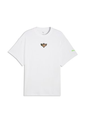 T-shirt bianca a maniche corte con un piccolo emblema ricamato di una vite alata sul petto e un logo Puma verde sulla manica sinistra.