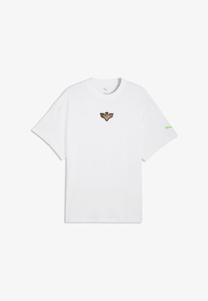 Biała koszulka z krótkim rękawem z małym haftowanym emblematem skrzydlatej śruby na piersi i zielonym logo Puma na lewym rękawie.