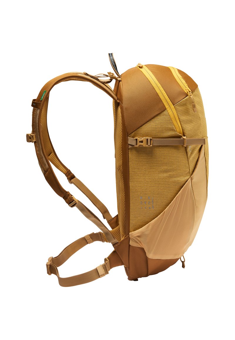 Mochila de tela texturizada en marrón y amarillo con correas de malla, compartimentos de doble cremallera y hebillas ajustables para un ajuste seguro.