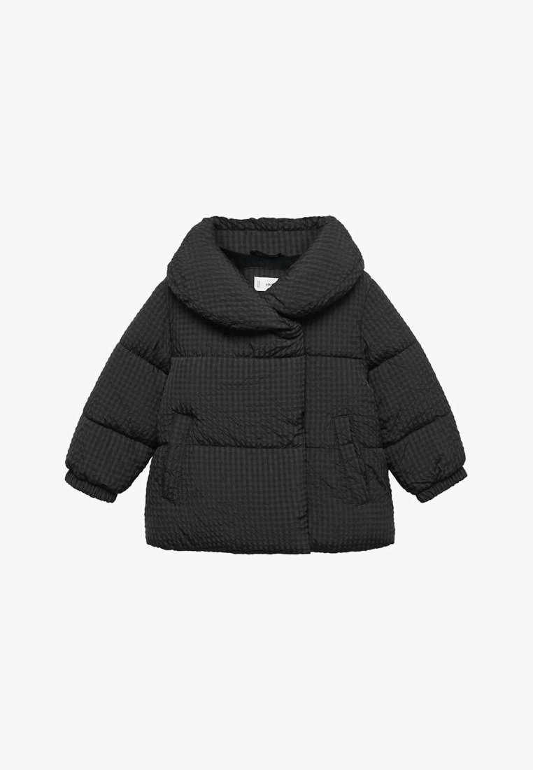 Černá prošívaná bunda s velkým límcem, předními kapsami a texturovanou tkaninou. Rovný střih s širokými rukávy a uvolněným střihem.