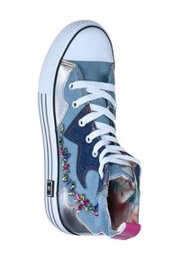 Denim- und metallische High-Top-Sneaker mit weißen Schnürsenkeln, lila Akzenten, bunten Verzierungen und einem gemusterten Innenfutter.