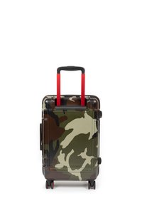 Tvrdý kufr s celkovým vzorem maskáče, vybavený černou teleskopickou rukojetí s červenými akcenty a čtyřmi koly pro snadnou mobilitu.