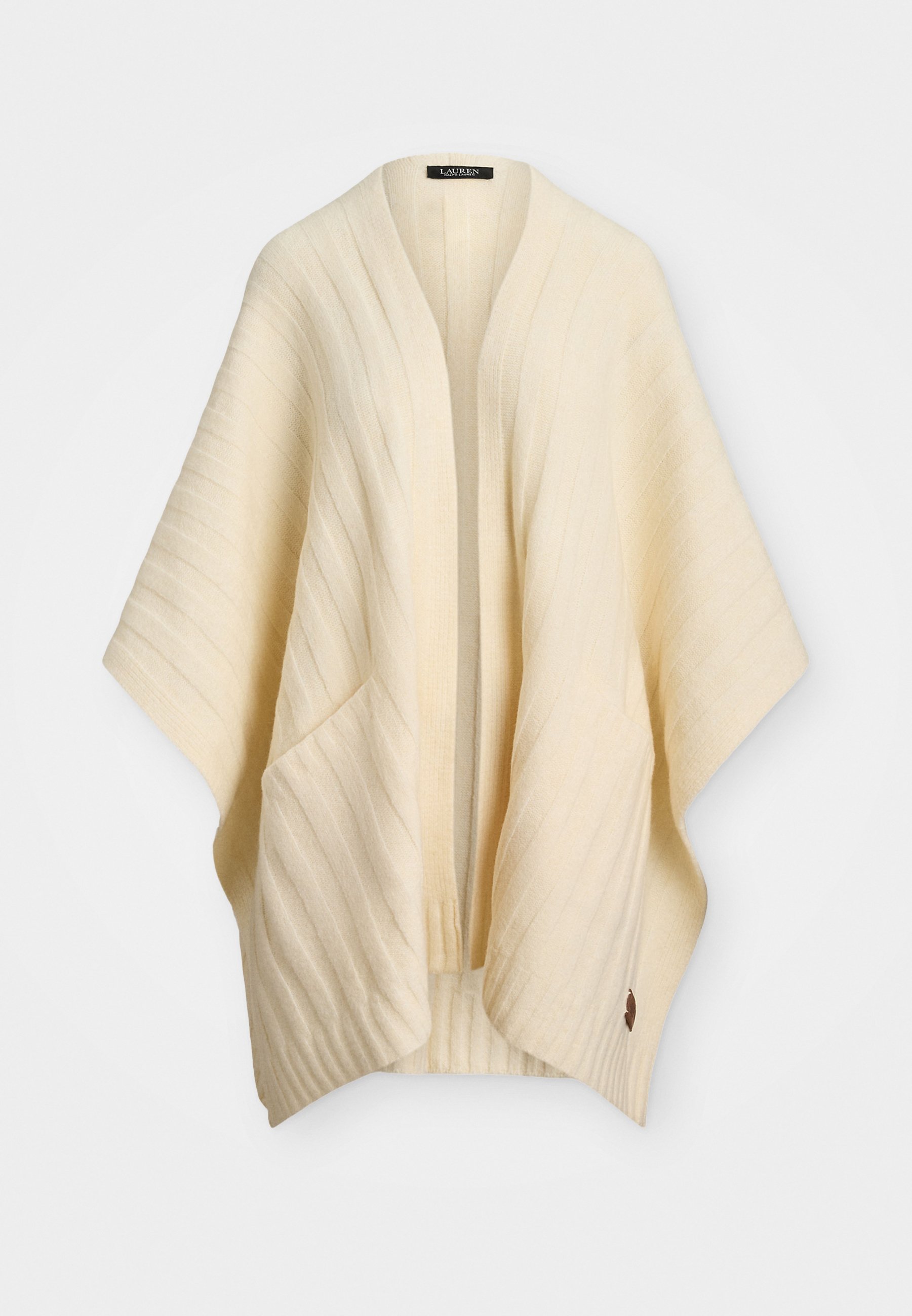 Kremna kardigan s ribano teksturo, odprt spredaj in širokimi rokavi. Dva sprednja žepa in majhen logo akcent na robu.