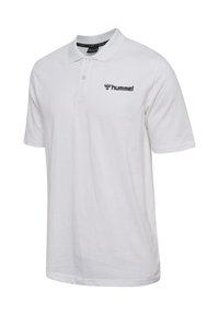 Biała koszulka polo z krótkim rękawem, kołnierzykiem, plisą zapinaną na dwa guziki i czarnym logo "hummel" na lewej piersi.