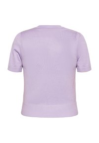 Top liliac cu mânecă scurtă dintr-un material tricotat neted. Dispune de o gâtă rotundă și un tiv cu elastic. Spatele este simplu, fără detalii suplimentare.