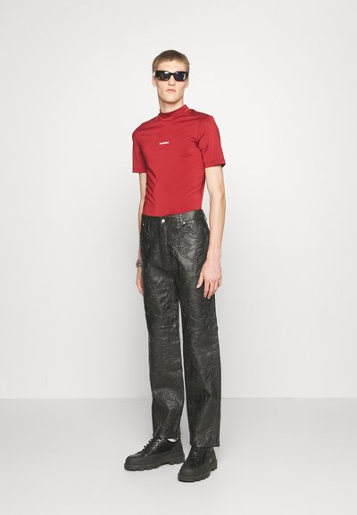 Han Kjøbenhavn EMBOSSED TRIBAL - Δερμάτινο παντελόνι - black