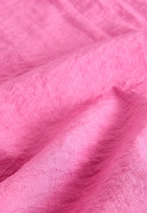 Pehmeä vaaleanpunainen kangas, jossa on lievästi rypyttynyt pinta. Materiaali vaikuttaa kevyeltä ja siinä on sileä viimeistely, jossa on hienovaraisia sävyeroja.