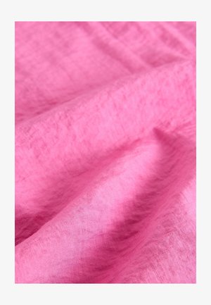 Miękki różowy materiał o lekko pomarszczonej fakturze. Tkanina wydaje się lekka, ma gładkie wykończenie z subtelnymi odcieniami.