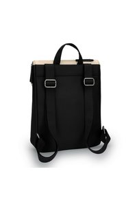 Svart ryggsäck med en krämfärgad topp, utrustad med justerbara remmar, ett handtag upptill och silverfärgade detaljer. Slät yta.