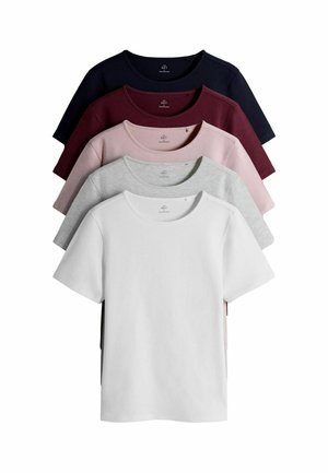 Fem ensfarvede T-shirts med korte ærmer i et lagdelt arrangement, farverne forfra og bagud er hvid, lysegrå, sart lyserød, mørkerød og sort.