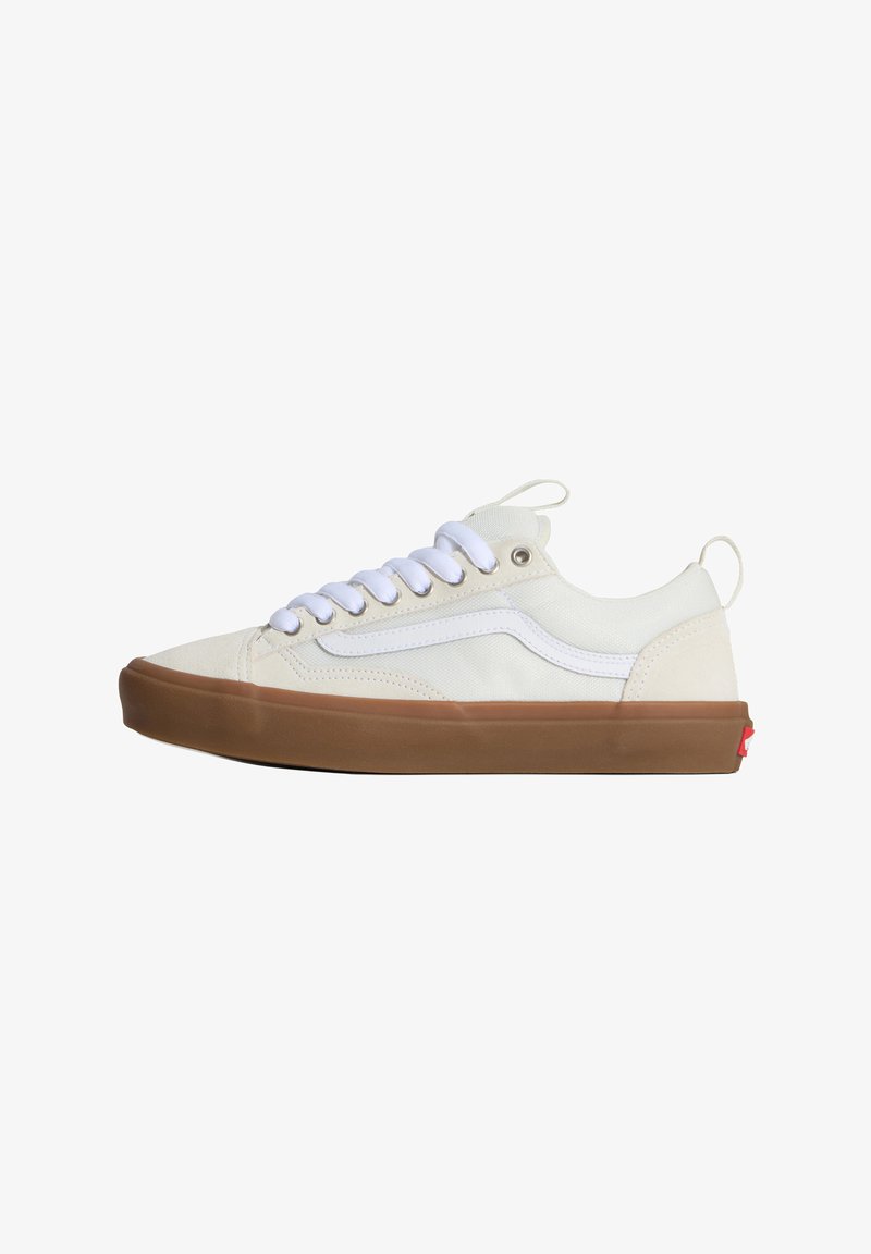 Άσπρο sneaker χαμηλού τύπου με άσπρα κορδόνια, καφέ λαστιχένια σόλα και λευκή λωρίδα στο πλάι.