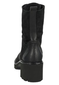 Černé semišové kotníkové boty s koženým podpatkem, které mají texturovaný povrch, švy a robustní gumovou podrážku pro lepší přilnavost.