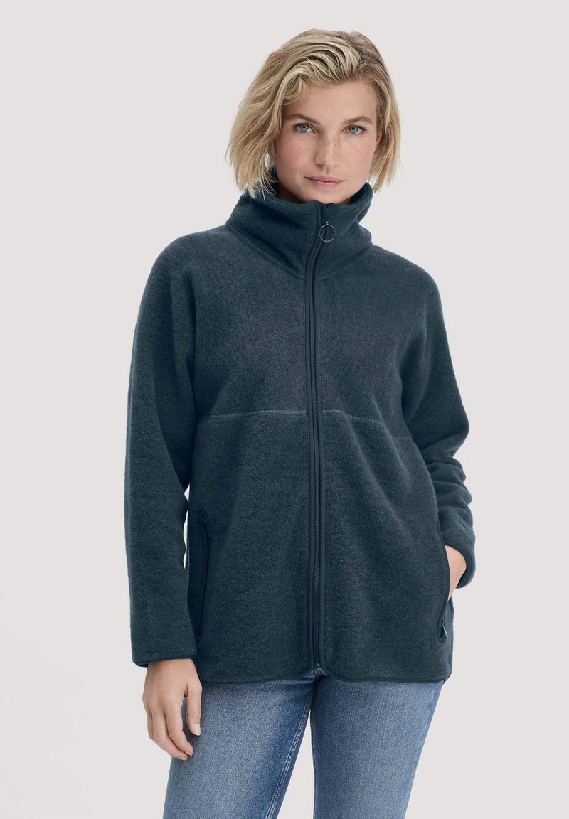 Giacca in pile grigia scura con colletto alto, zip completa e tasche laterali. Tessuto morbido, vestibilità comoda e design semplice.