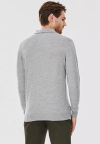 Męska szara koszulka polo z długim rękawem; miękka dzianina, detal kołnierzyka, prosty krój. Minimalistyczny design bez wzorów i akcentów.