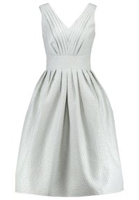 Robe trapèze bleu clair avec un profond décolleté en V, corsage plissé et tissu texturé présentant un motif subtil. Taille définie par une ceinture plate.