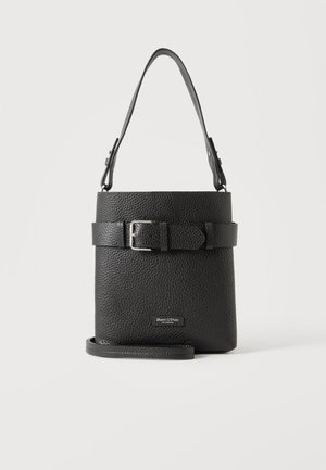 Sac à main en cuir noir texturé avec poignée supérieure, sangle réglable à boucle et détail de boucle argentée.