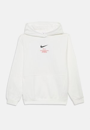 Sweatshirt branco com capuz, bolso canguru, logótipo Nike swoosh preto e texto vermelho no peito. Material macio com mangas longas.