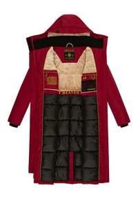 Manteau extérieur rouge avec doublure intérieure noire, texture matelassée, présentant des accents verts contrastants, des étiquettes de marque et un col rembourré.
