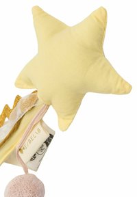 Žltá plyšová hračka v tvare hviezdy s jemnou látkou, zlato ozdobená a s mašľami. Obsahuje jemný ružový brmbolec a štítok s pokynmi na údržbu.