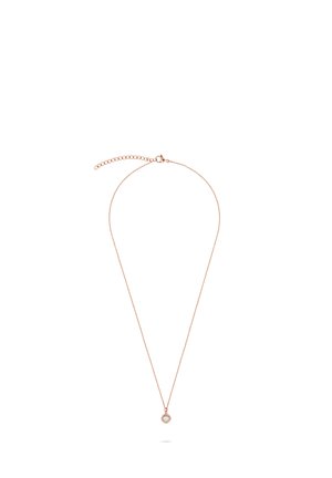 Zarte Halskette aus roségoldenem Metall mit einem kleinen runden Anhänger aus klarem Edelstein und verstellbarem Verschluss auf weißem Hintergrund.