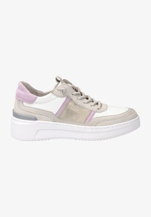 Sneaker bianco con dettagli grigi e rosa, caratterizzato da un pannello metallico testurizzato, design snello e suola bianca spessa. Lacci inclusi.