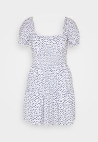 Bílé šaty s krátkými rukávy a nařaseným korpusem, zdobené malými modrými květinovými vzory a s rozšířenou sukní. Čtvercový výstřih, mírně nabrané rukávy.