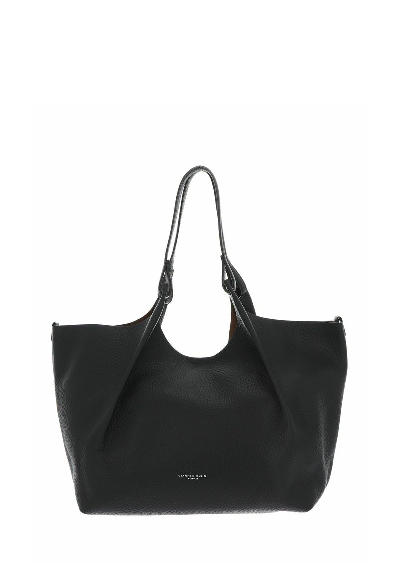 Zwarte leren tote bag met een gestructureerd oppervlak, open bovenkant en twee lange handvatten. Heeft een afgeronde uitsparing voor gemakkelijke toegang.
