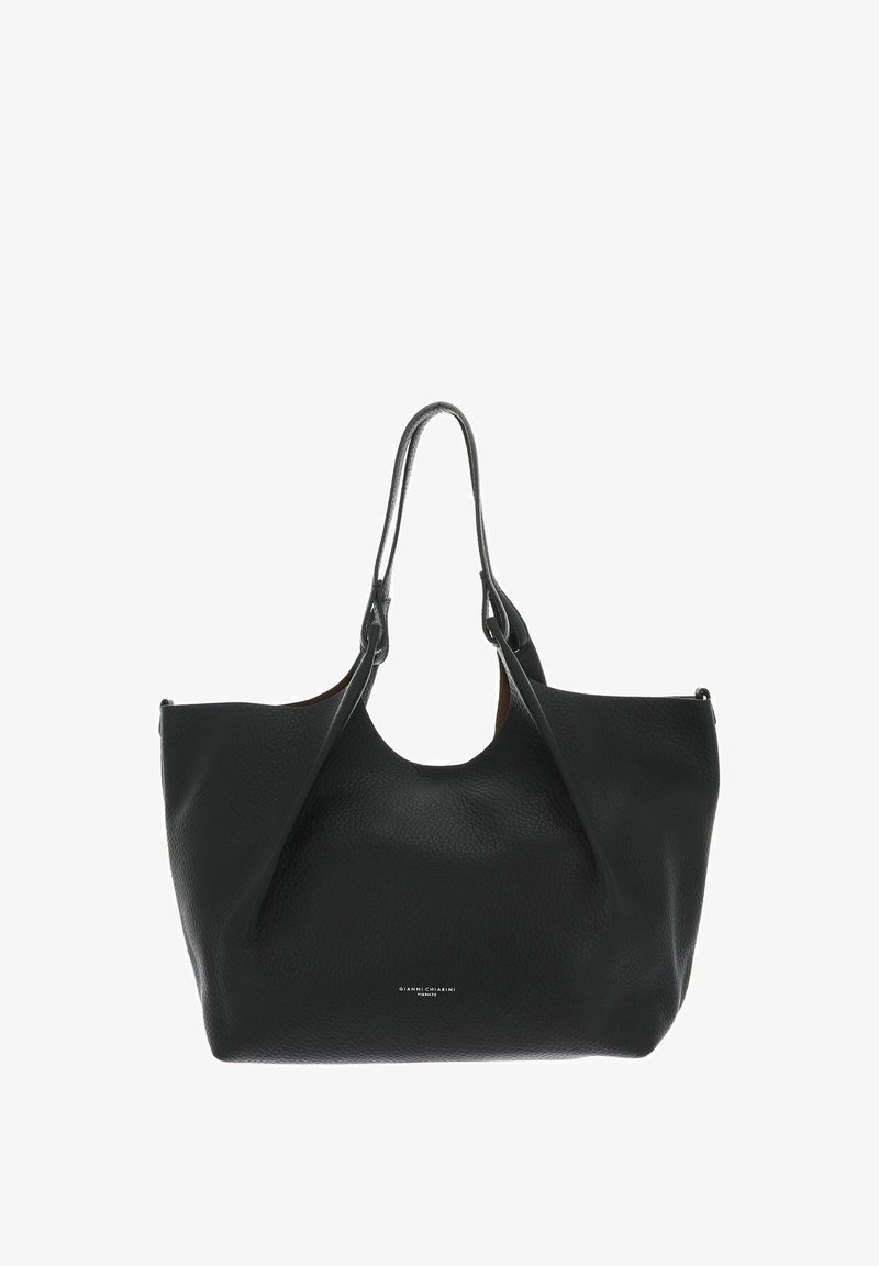 Bolsa tote de couro preta com uma superfície texturizada, abertura em cima e duas alças longas. Apresenta um recorte arredondado para fácil acesso.