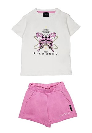 T-shirt bianco in cotone con una grafica di farfalla rosa e testo nero, abbinato a pantaloni corti rosa con vita elastica e tasche.