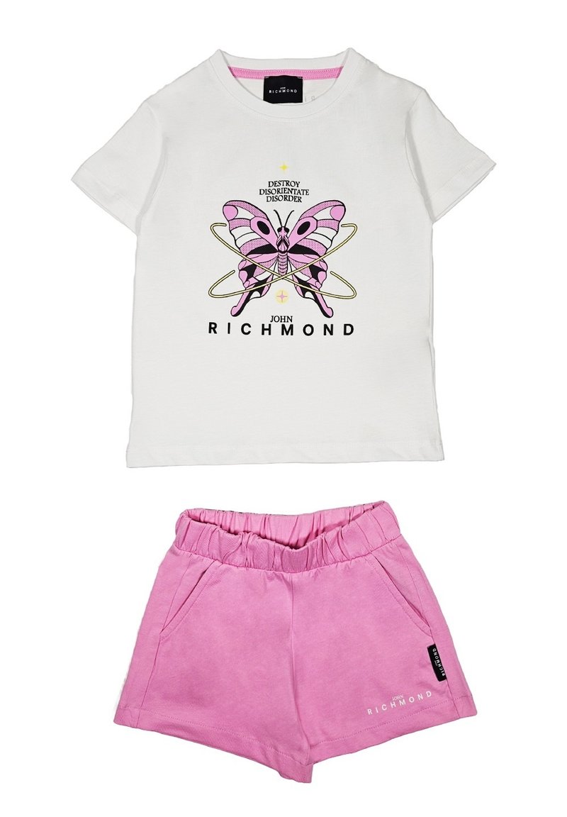 T-shirt bianco in cotone con una grafica di farfalla rosa e testo nero, abbinato a pantaloni corti rosa con vita elastica e tasche.