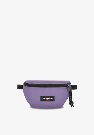 Fialová látková ledvinka se zipovým zavíráním, černými kovovými prvky a nastavitelným popruhem. Na přední straně je logo Eastpak.