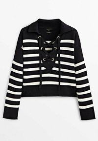 Pull en maille noir avec des rayures horizontales blanches, col en V lacé avec des œillets métalliques, manches longues sur fond blanc.