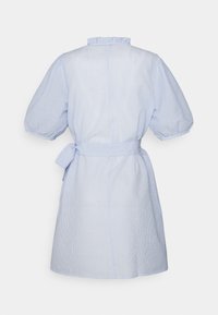 Vestido azul e branco em riscas com mangas bufantes, colarinho com babados, cinto na cintura e um corte solto. Feito de um tecido leve. Vista traseira mostrada.