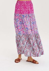 Maxi sukně s fuchsiovým elastickým pasem, vrstvený design s květinovým paisley vzorem v modré, růžové a bílé barvě, vyrobená z lehkého materiálu.