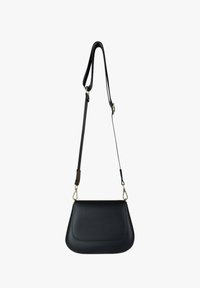 Bolso de hombro de cuero negro con forma curva, base plana, correa delgada, detalles de herrajes dorados y textura suave.