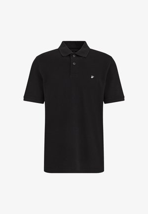 Fekete rövid ujjú galléros póló két gombbal és egy kis fehér madár logóval a bal mellrészen, fehér háttér előtt.