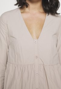 Missguided Petite Vapaa-ajan mekko - off-white