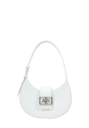Bolso de hombro de cuero blanco con forma curva, un detalle metálico con las letras "AX" y una textura suave. Incluye correa ajustable.