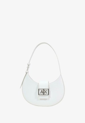 Bolso de hombro de cuero blanco con forma curva, un detalle metálico con las letras "AX" y una textura suave. Incluye correa ajustable.