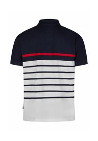 Polo shirt met een navy blauwe bovensectie en een rode streep. Witte ondersectie versierd met horizontale navy blauwe strepen. Klassieke kraag.