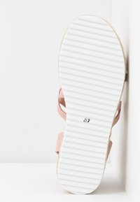Semelle de sandale en daim rose avec caoutchouc blanc texturé, comportant une indication de taille "37" et un design effilé et arrondi.