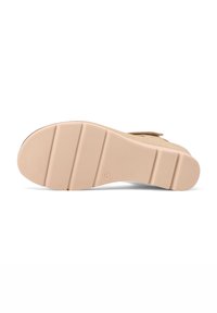 Sandal in un beige chiaro con suola in gomma testurizzata, caratterizzata da un design piatto, tre scanalature orizzontali e un'etichetta di taglia contrassegnata con "37".