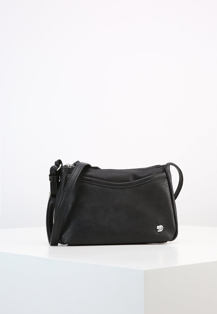 Svart läder crossbody-väska med texturerad yta, dragkedja upptill och en liten silverlogotypaccent framtill. Justerbar rem ingår.
