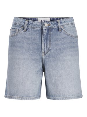 Lyseblå denimshorts med frontknapp og glidelås, fem lommer og beltestropper, vist mot en hvit bakgrunn.